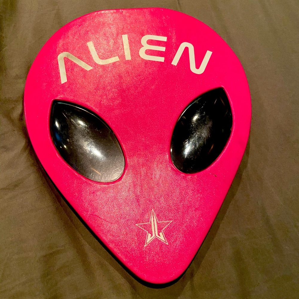 Alien pallet